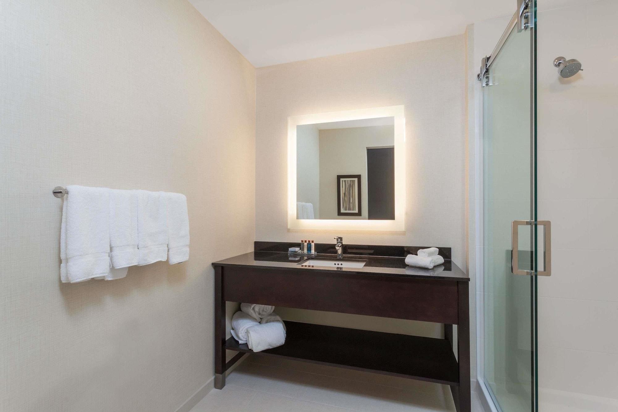 Wingate By Wyndham Altoona Downtown/Medical Center Hotell Exteriör bild